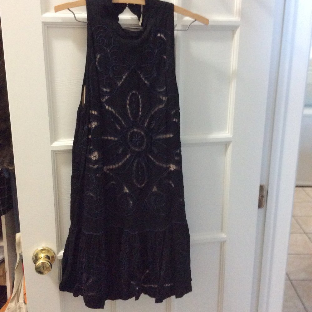 Broderie Mock Neck Open Back Sleeveless Tunic
